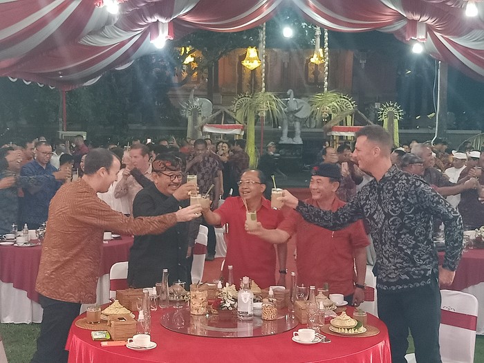 Gubernur Bali Wayan Koster menggelar cocktail party bersama para general manager hotel di Rumah Jabatan Gubernur Bali, Denpasar, Sabtu (5/11/2022) malam.
