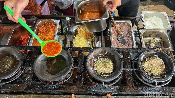 Hot! Sambal Bakar Mang Ujang di Bandung Bikin Keringetan Aroma sambal goreng tercium di Jalan Sasak Gantung, Kelurahan Balonggede, Kecamatan Regol, Bandung. Sambal Bakar Mang Ujang ini pasti bikin Anda keringatan.