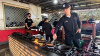 Ada tiga menu sambal bakar yang bisa kamu pilih saat hendak makan siang di rumah makan ini, ada sambal jeletot, sambel goang dan sambel gami. Selain itu, pengunjung juga bisa menyaksikan langsung proses membakar sambal yang dimasukkan ke dalam cobek dan dibakar di kompor gas yang berjajar di luar rumah makan ini.