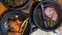 Sementara itu untuk menu masakannya pun juga beragam, mulai dari ayam yang dibanderol Rp 18 ribu, wagyu Rp 40 ribu, shortplate Rp 40 ribu, cumi asin 23 ribu, bebek Rp 23 ribu, nila Rp 18 ribu, ceker 16 ribu, udang Rp 23 ribu dan nasi Rp 5 ribu. Ada juga menu pendamping di antaranya tahu pedas Rp 8 ribu, tempe pedas Rp 8 ribu, kerupuk Rp 5 ribu, kol goreng Rp 6 ribu, telur dadar Rp 6 ribu, pete Rp 6 ribu dan terong Rp 6 ribu.