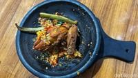 Karena sambal bakar ini disajikan secara dadakan, kamu sebaiknya mencicipi menu di sini dengan makan di tempat.