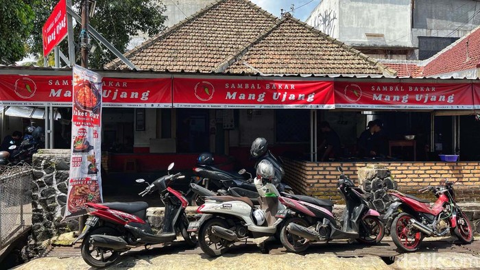 Aroma sambal goreng tercium di Jalan Sasak Gantung, Kelurahan Balonggede, Kecamatan Regol, Bandung. Sambal Bakar Mang Ujang ini pasti bikin Anda keringatan.