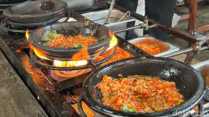 Hot! Sambal Bakar Mang Ujang di Bandung Bikin Keringetan Aroma sambal goreng tercium di Jalan Sasak Gantung, Kelurahan Balonggede, Kecamatan Regol, Bandung. Sambal Bakar Mang Ujang ini pasti bikin Anda keringatan.