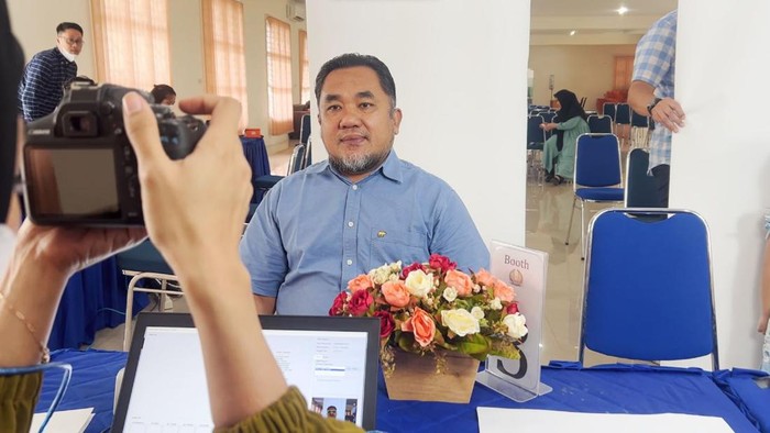 Imigrasi saat memberikan pelayanan Smart Eazy Pasport di USU