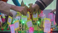 Sejumlah murid kelas 6 belajar menggunakan kotak Pancasila, di Madrasah Ibtidaiyah Negeri (MIN) 3 Gunung Pangilun, Padang, Sumatera Barat, Sabtu (5/11/2022).