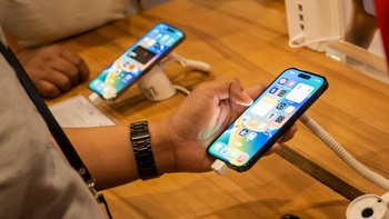 Beberapa penggunaan rare earth dapat ditemukan di sejumlah produk. iPhone salah satunya, yang menggunakan tanah jarang di layar, sirkuit, hingga speaker. Foto: Telkomsel