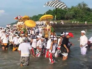 Melasti Desa Gegelang-Antiga Karangasem Terobos Derasnya Sungai