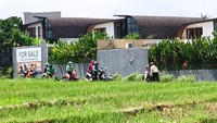 Foto: Jika masuk dari Kawasan Subak Sari, Berawa jalan masuk cukup lebar namun kemudian menyempit dan hanya cukup untuk satu pengendara. Untuk melintasi jalur ini, para pengendara juga harus berhati-hati. Foto: Triwidiyanti