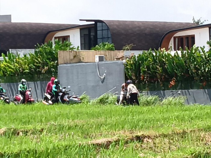 Jika masuk dari Kawasan Subak Sari, Berawa jalan masuk cukup lebar namun kemudian menyempit dan hanya cukup untuk satu pengendara. Untuk melintasi jalur ini, para pengendara juga harus berhati-hati. Foto: Triwidiyanti