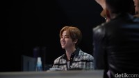 6. Judika mengajari Jinhwan dan Donghyuk untuk menyanyikan lagu Love Scenario dengan nada koplo. Keduanya pun terlihat tertawa sambil mendengarkan Judika bernyanyi. (Foto: Hanif/detikcom) 