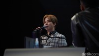 4. Jinhwan dan Donghyuk terlihat begitu serius dalam menilai para kontestan saat bernyanyi. (Foto: Hanif/detikcom) 