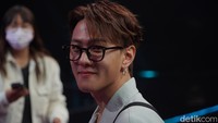 7. Alih-alih merasa malu, Jinhwan dan Donghyuk akhirnya mencoba tantangan tersebut. Love Scenario pun dilantunkan dengan versi mereka. (Foto: Hanif/detikcom) 