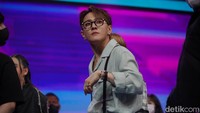 5. Di sela-sela acara, ada momen lucu yang terjadi pada personel boyband asal Korea Selatan itu. (Foto: Hanif/detikcom) 