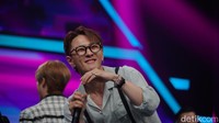 3. Jinhwan dan Donghyuk diajak menjadi juri ajang pencarian bakat The Indonesian Next Big Star yang diselenggarakan oleh salah satu televisi swasta. (Foto: Hanif/detikcom) 