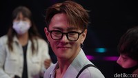 1. Kim Donghyuk atau akrab disapa DK melontarkan senyuman kepada fansnya. (Foto: Hanif/detikcom) 