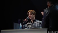 8. Jinhwan dan Donghyuk mendapatkan tepuk tangan dari penonton. Video mereka beryanyi pun sampai viral di media sosial. (Foto: Hanif/detikcom) 