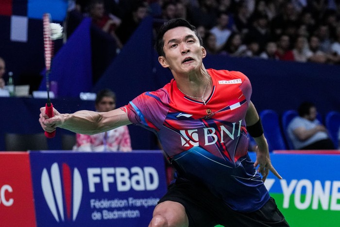 PARIS, FRANCE - OCTOBER 28: Jonatan Christie of Indonesia competes in the Mens Singles Quarter Finals match against Kodai Naraoka of Japan during day four of the Yonex French Open at Stade Pierre de Coubertin on October 28, 2022 in Paris, France. (Photo by Shi Tang/Getty Images)