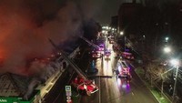 Belasan mobil pemadam kebakaran dikerahkan.