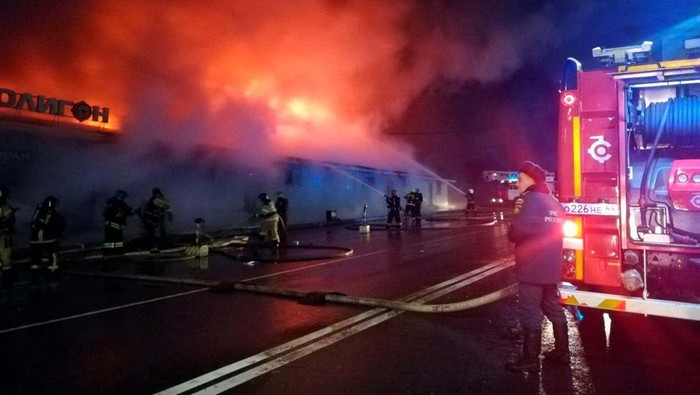 Firefighters work to extinguish a fire at a cafe in Kostroma, Russia November 5, 2022. Russian Emergencies Ministry in Kostroma region/Handout via REUTERS ATTENTION EDITORS - THIS IMAGE WAS PROVIDED BY A THIRD PARTY. NO RESALES. NO ARCHIVES. MANDATORY CREDIT