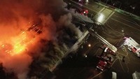 Petugas pemadam kebakaran bekerja untuk memadamkan api di sebuah kafe di Kostroma, Rusia 5 November 2022.