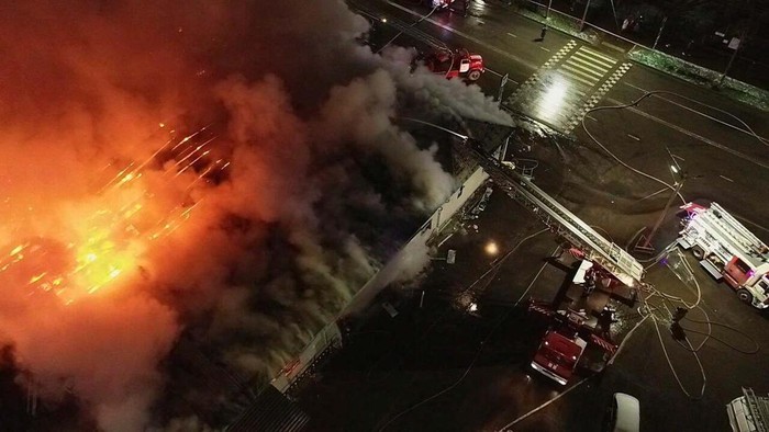 Firefighters work to extinguish a fire at a cafe in Kostroma, Russia November 5, 2022. Russian Emergencies Ministry in Kostroma region/Handout via REUTERS ATTENTION EDITORS - THIS IMAGE WAS PROVIDED BY A THIRD PARTY. NO RESALES. NO ARCHIVES. MANDATORY CREDIT