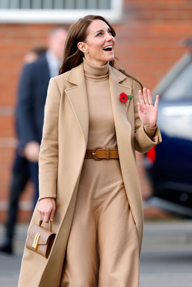 Adapun coat yang membungkus dress tersebut bagian dari koleksi Max&Co. Harganya 460 pound sterling atau Rp 8,2 juta. (Foto: Getty Images/Max Mumby/Indigo)