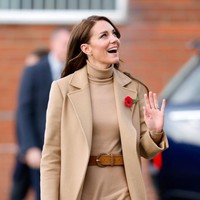 Adapun coat yang membungkus dress tersebut bagian dari koleksi Max&Co. Harganya 460 pound sterling atau Rp 8,2 juta. (Foto: Getty Images/Max Mumby/Indigo)