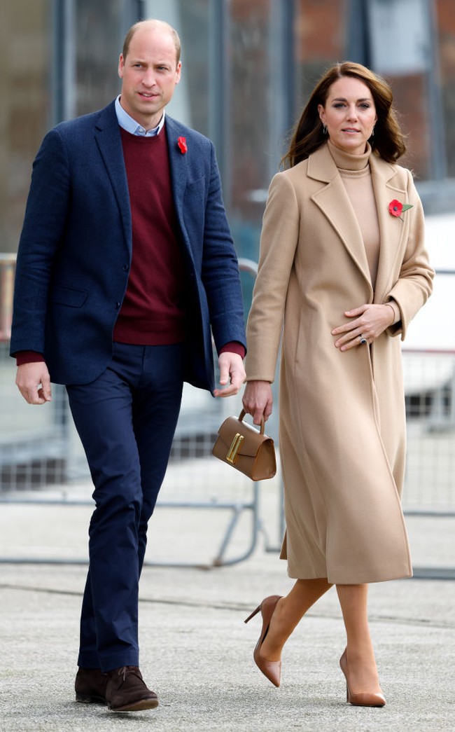 Pangeran William dan Kate Middleton menyambangi pusat komunitas The Street di Scarborough baru-baru ini. Kunjungan pasangan bergelar Pangeran dan Putri Wales kali ini dalam rangka peluncuran program pendanaan untuk kesehatan mental anak muda yang didukung Royal Foundation. (Foto: Getty Images/Max Mumby/Indigo)