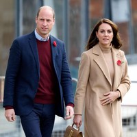 Pangeran William dan Kate Middleton menyambangi pusat komunitas The Street di Scarborough baru-baru ini. Kunjungan pasangan bergelar Pangeran dan Putri Wales kali ini dalam rangka peluncuran program pendanaan untuk kesehatan mental anak muda yang didukung Royal Foundation. (Foto: Getty Images/Max Mumby/Indigo)