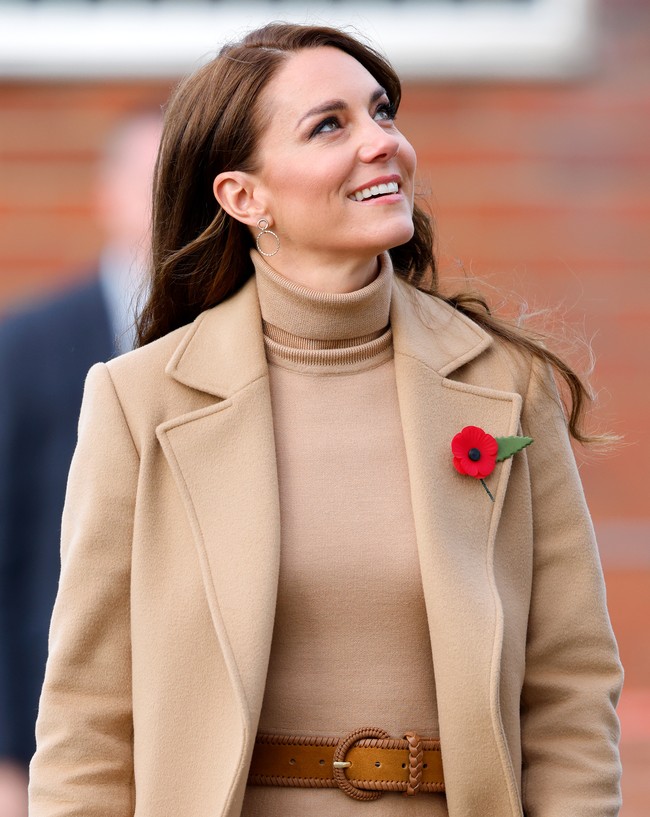 Terlepas dari kemewahan pakaian dan aksesorinya, perhiasan yang menemani gaya Putri Kate ini justru harganya terbilang murah. Pilihan ibu tiga anak ini jatuh pada sepasang anting keluaran sebuah merek asal Inggris yang bernama Accessorize. (Foto: Getty Images/Max Mumby/Indigo)