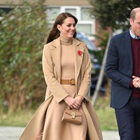 Dress juga dipadu dengan sabuk coklat bergaya anyaman dari Boden seharga 60 pound (Rp 1 juta). Turut melengkapi gayanya handbag coklat 295 pound (Rp 5,2 juta) dari DeMellier London, serta sepasang heels senada Ralph Lauren. (Foto: WireImage/Karwai Tang)