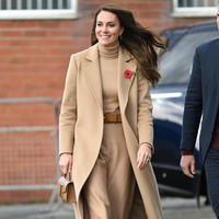 Untuk kesempatan ini, Kate Middleton memilih tampilan monokrom from head to toe dalam warna coklat camel senada. Menurut Daily Mail, terusan bersiluet midi-dress andalannya merupakan keluaran Gabriela Hearst seharga 1.250 pound sterling atau sekitar Rp 22 juta. (Foto: WireImage/Karwai Tang)