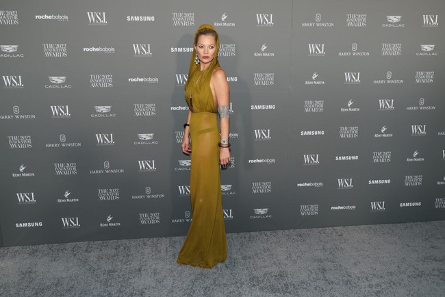 Sengaja tidak melapisi busananya dengan kain lagi di baliknya, underwear Kate Moss dibiarkan terekspos. Foto: Getty Images