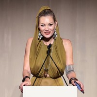 Supermodel 48 tahun itu mengenakan gaun hijau menerawang dengan potongan unik, cut out di bagian perutnya. Foto: Getty Images