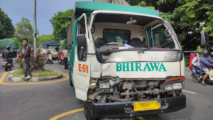 kecelakaan di sidoarjo melibatkan 2 truk ekspedisi dan muat pakan ternak