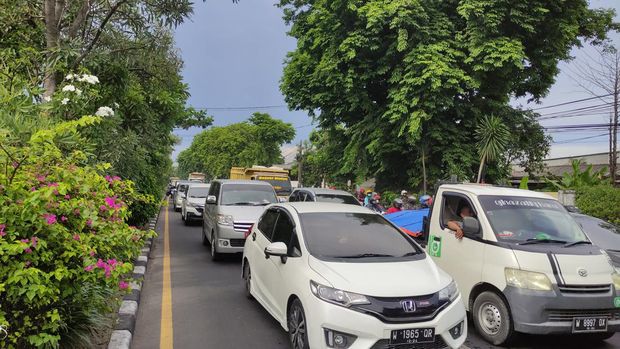 kecelakaan di sidoarjo melibatkan 2 truk ekspedisi dan muat pakan ternak
