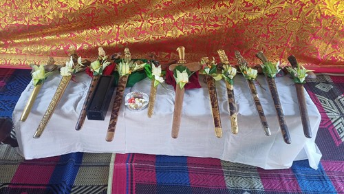 Keris pusaka peninggalan Raja Karangasem dan 1 keris pajenengan Ida Bhatara Alit Sakti leluhur dari kerajaan Karangasem diupacarai saat Tumpek Landep, Sabtu (5/11/2022). (Foto: I Wayan Selamat Juniasa/detikBali)