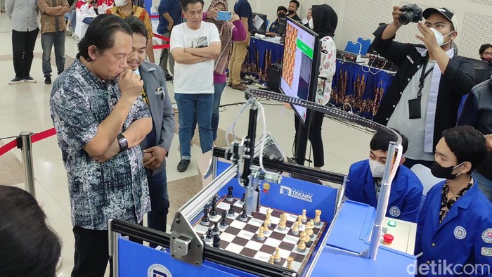 Ketua Percasi Jateng Andi Tamrin lawan tanding robot catur Roca Udinus Semarang, Sabtu (5/11/2022).