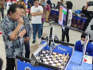 Keren! Udinus Semarang Kembangkan Robot Catur