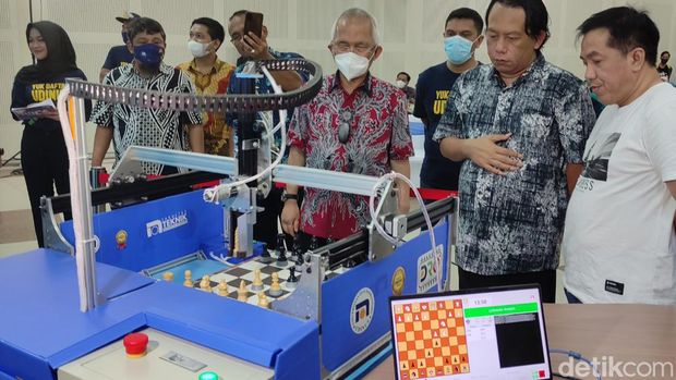 Ketua Percasi Jateng Andi Tamrin lawan tanding robot catur Roca Udinus Semarang, Sabtu (5/11/2022).