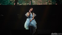 Dalam fan meeting bertajuk ‘2022 Sejeong’s Sesang Diary in Jakarta’ Jumat (4/11/2022) malam, ia cantik dengan gaun biru muda. (Foto: Hanif Hawari)