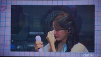 Di akhir acara, Kim Sejeong dibuat menangis oleh Sesang (fans Sejeong) lantaran diberi kejutan yang berisi video singkat perjalanan kariernya sejak debut di Produce 101 dan snack yang dirangkai tinggi seperti kue. (Foto: Hanif Hawari)