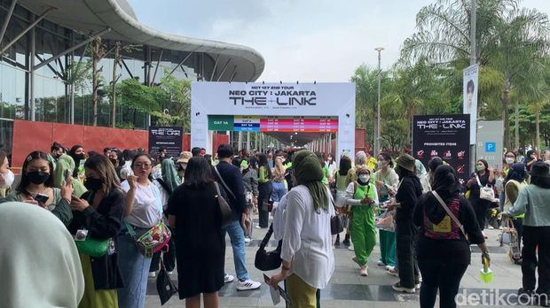Konser hari pertama NCT 127 berlangsung pada Jumat, 5 November 2022 di ICE BSD, Tangerang. Diketahui, konser tersebut bikin pingsan penonton hingga dihentikan.