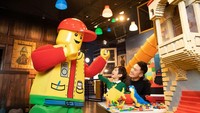 Taman bermain seluas 30.000 kaki persegi ini menawarkan 1,5 juta kreasi LEGO yang menampilkan landmark ikonik Hong Kong seperti Star Ferry dan Central Pier! (dok. HKTB)