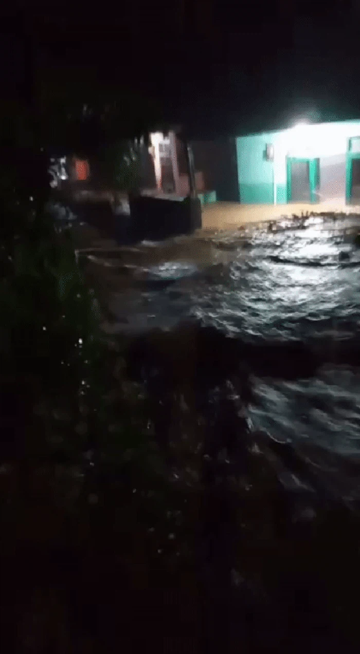Luapan Sungai Cidamar di Sabtu (6/11) malam