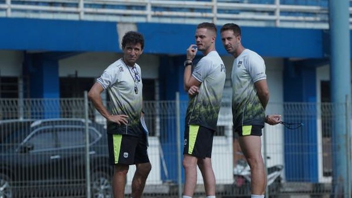 Luis Milla dan para asistennya kembali memimpin latihan Persib Bandung.
