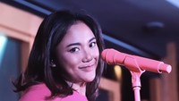 Marion Jola centil di depan kamera. (Foto: Instagram Marion Jola)