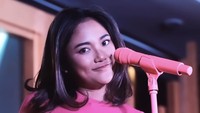 Marion Jola berpikir kamera tersebut memotret aksi panggungnya. (Foto: Instagram Marion Jola)