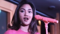 Marion Jola kaget kamera tersebut ternyata digunakan untuk merekam video. (Foto: Instagram Marion Jola)