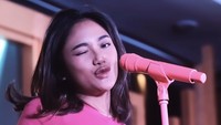 Di tengah aksi panggungnya, Marion Jola sadar kamera. (Foto: Instagram Marion Jola)